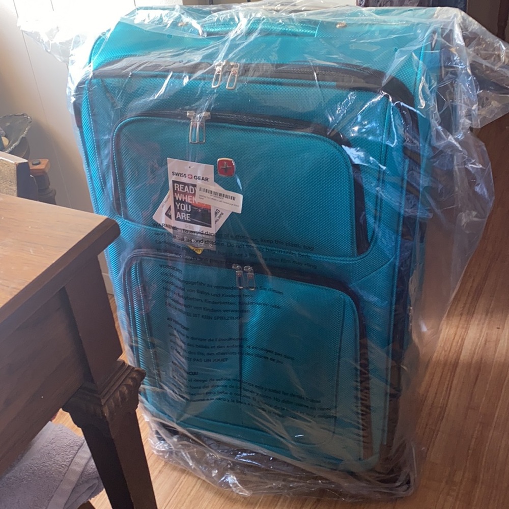 Brand new SwissGear Sion Softside Expandable Check-In Spinner Luggage. 29”